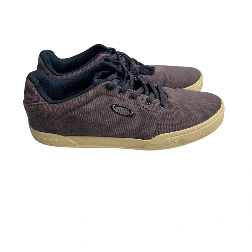 Oakley men size 10 canvas lace ups/manufactured yellow outer sole navy/gray